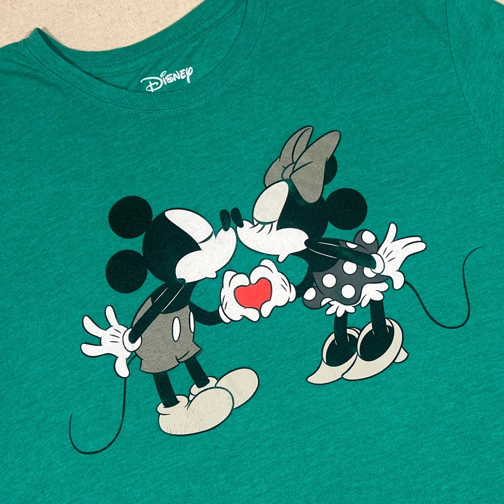 Disney Family Fun Green T Shirt Mickey and Minnie Mouse Kissing Mens‎ M